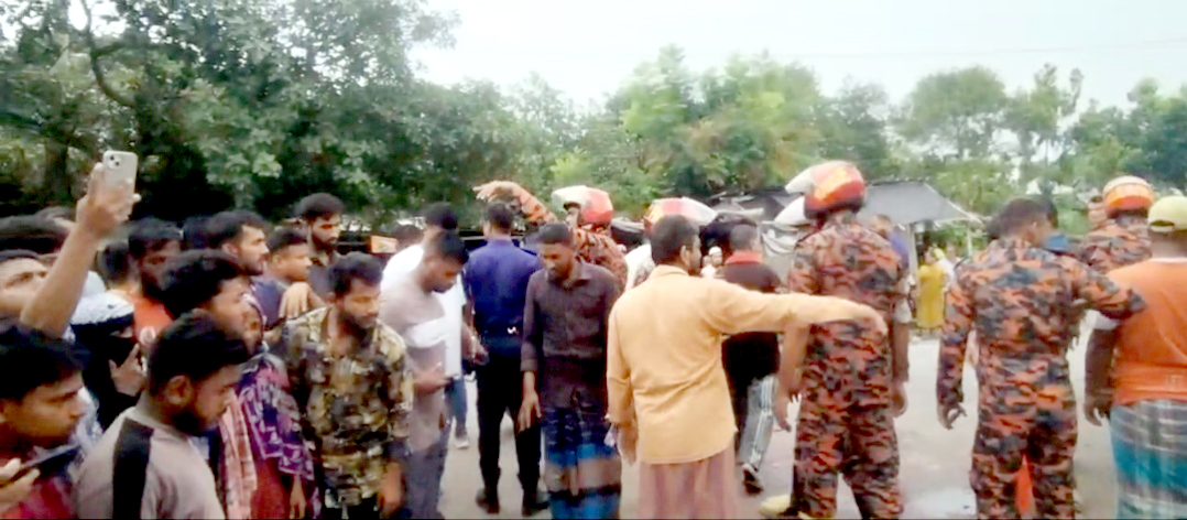 মহাসড়কে বাসের ধাক্কায় দম্পতি ও শিশুকন্যা নিহত