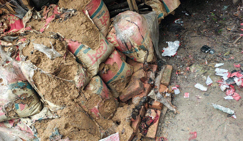 বরিশালে বাড়িতে বোমা সদৃশ বিস্ফোরণ, নারী-শিশুসহ দগ্ধ ৩