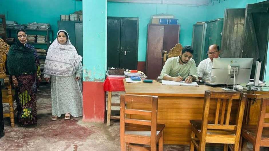 কর্মস্থলে অনুপস্থিত: বরিশালে ভূমি অফিসের দুই কর্মচারীকে স্ট্যান্ড রিলিজ