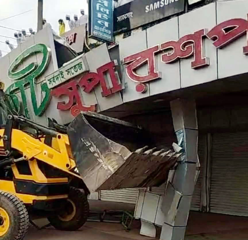 বরিশালে সওজের অভিযানে সাবেক সেনা কর্মকর্তার মার্কেটসহ ৩০ স্থাপনা উচ্ছেদ