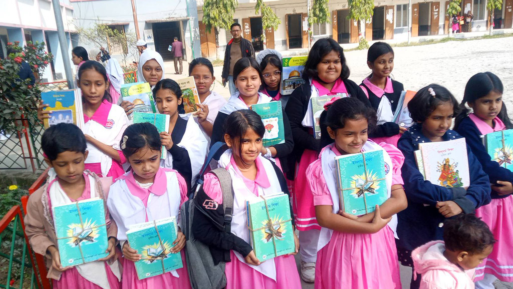 বরিশালে নতুন বই পেয়ে শিশুদের উচ্ছ্বাস