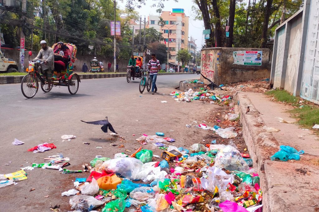 বোনাসের দাবিতে কর্মবিরতিতে পরিচ্ছন্নতাকর্মীরা, সড়কে বর্জ্যের স্তূপ