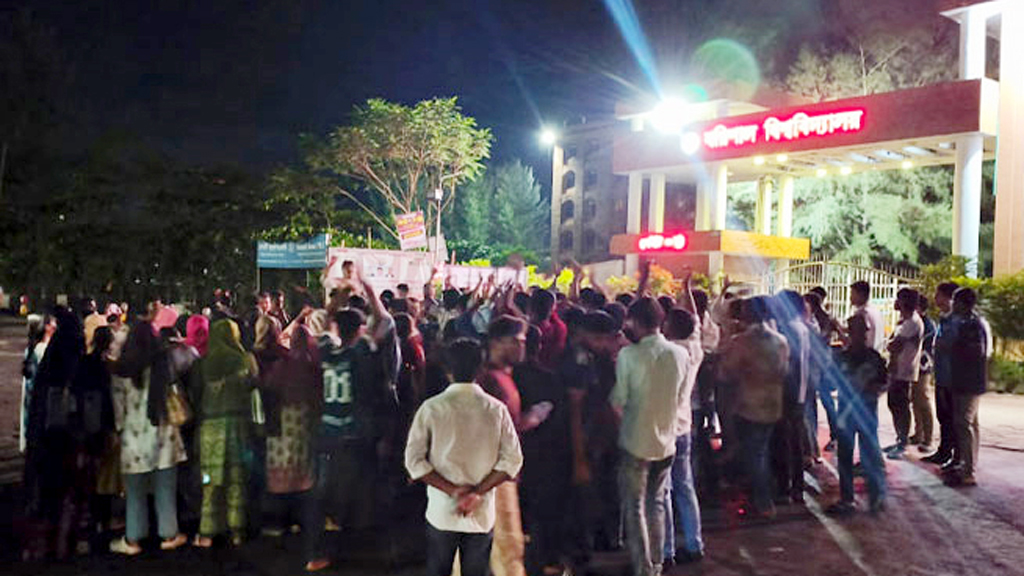 বরিশাল বিশ্ববিদ্যালয়ের শিক্ষার্থী সড়ক দুর্ঘটনায় আহত, মহাসড়ক অবরোধ