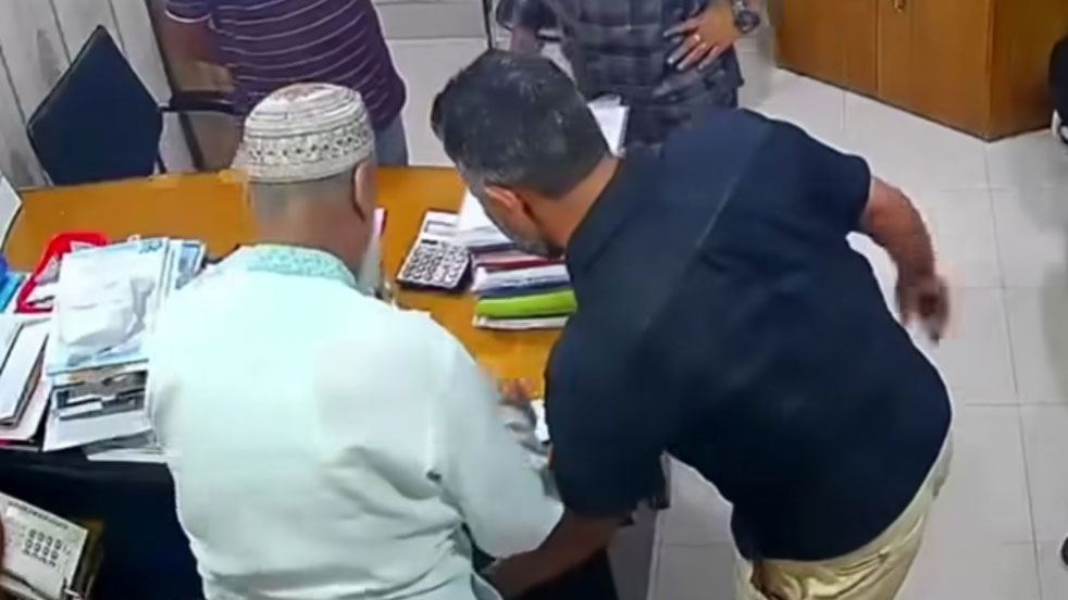 এমডির অন্ডকোষ চেপে চেক-স্ট্যাম্পে স্বাক্ষর আদায়, সিসিটিভি ফুটেজ ভাইরাল