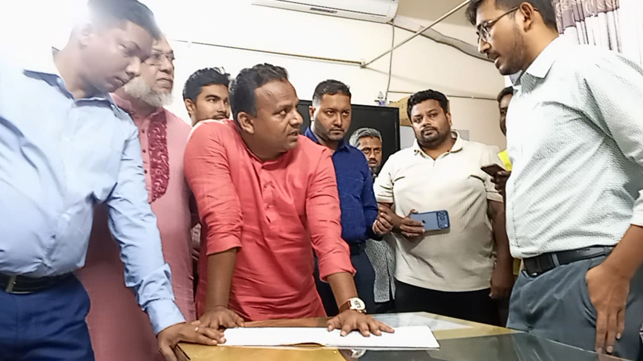 মেহেন্দিগঞ্জ স্বাস্থ্য কমপ্লেক্সে প্রতিমন্ত্রীর ঝটিকা পরিদর্শন, স্বাস্থ্য কর্মকর্তাকে তিরস্কার