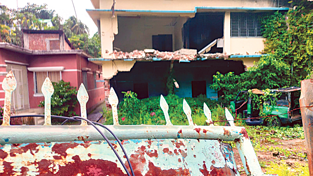 পতিত মসনদের প্রতীক সেরনিয়াবাত ভবন