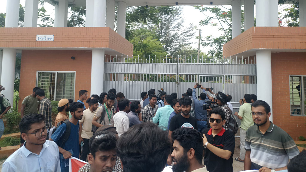 এবার ববির উপাচার্যের বাসভবনে তালা দিলেন শিক্ষার্থীরা