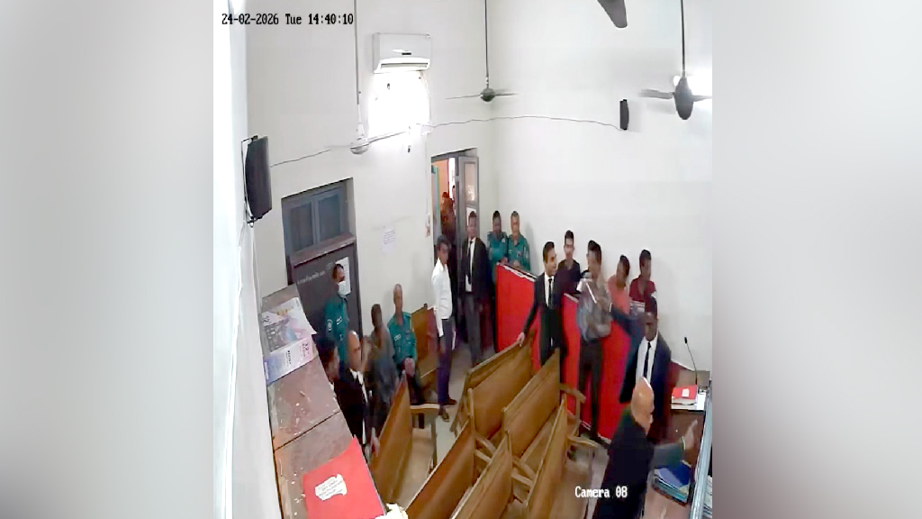 এজলাসে ভাঙচুর: বরিশালের ৯ আইনজীবীর বিরুদ্ধে আদালত অবমাননার রুল
