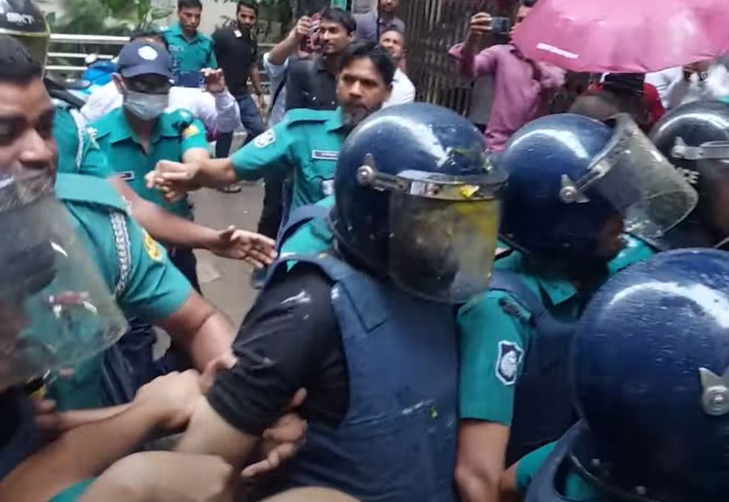 বিএসবির বাশারকে আদালত প্রাঙ্গণে ডিম নিক্ষেপ, কিল-ঘুষি
