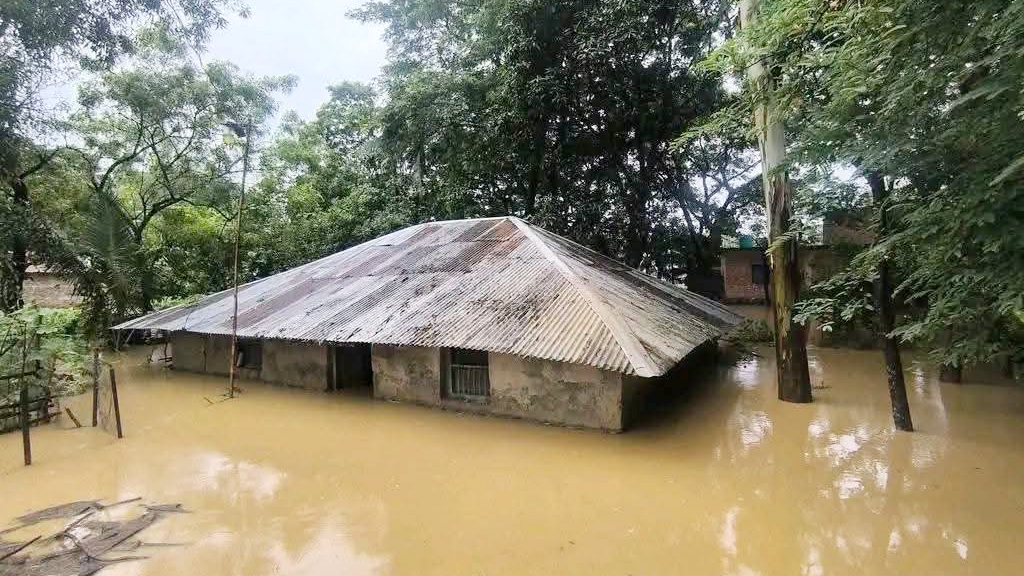বাঁশখালীতে বন্যা পরিস্থিতির অবনতি, বিশুদ্ধ পানি ও শুকনা খাবারের সংকট