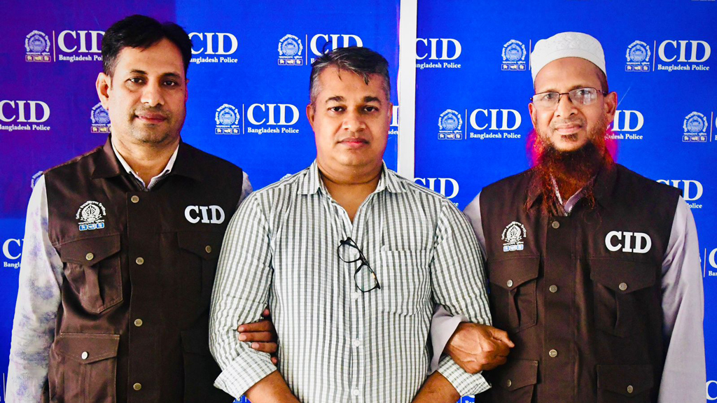 বসুন্ধরা সিটিতে ৯৪ কোটি টাকার সোনা আত্মসাৎ, সাবেক বিক্রয়কর্মী গ্রেপ্তার