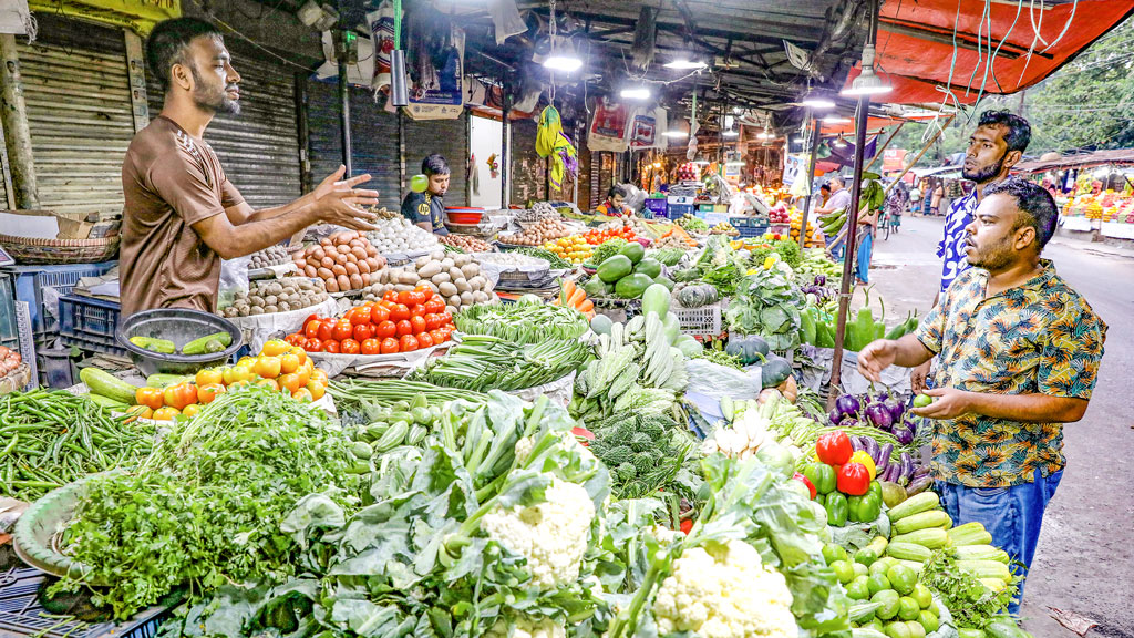 রাজধানীর কাঁচাবাজার: সবজির সঙ্গে কমেছে ডিম ও চিনির দাম