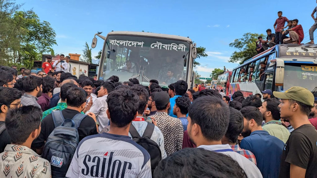 ববি শিক্ষার্থীদের মহাসড়ক অবরোধ, আটকা পড়ল নৌবাহিনীর ৩ গাড়ি