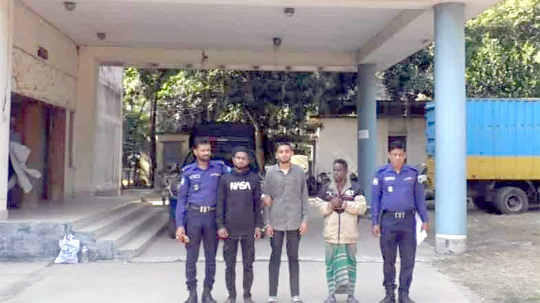 তথ্য সংগ্রহকালে সাংবাদিকের ওপর হামলা, বাবা ও দুই ছেলে গ্রেপ্তার