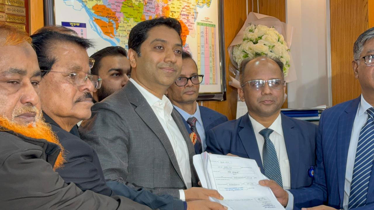 ঢাকা-১৩ আসনে মনোনয়নপত্র জমা দিলেন ববি হাজ্জাজ