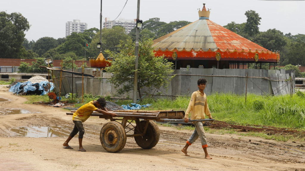ছোটদের খেলায় বড়দের লাভ