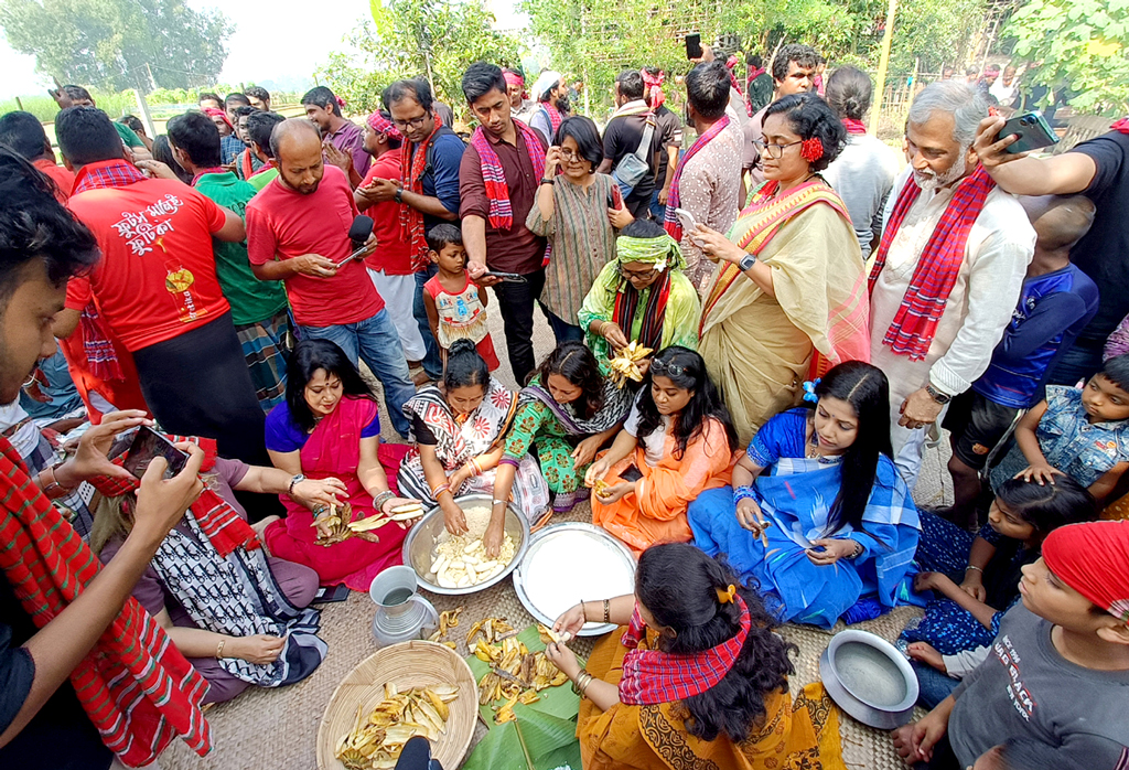 ঘিওরে ‘কৃষকের নবান্ন উৎসবে’ যোগ দেন স্থানীয় বাসিন্দাসহ দেশের বিভিন্ন জায়গা থেকে আসা ৫ শতাধিক মানুষ। এর আয়োজন করে প্রাকৃতিক কৃষি কেন্দ্র। ঢেঁকি ছাটা নতুন চালের গুঁড়ি, ডাবের পানি, নারিকেল, কলা, গুড় দিয়ে নবান্ন আহার, মুঠো পিঠা, সেমাই পিঠা ও পায়েসসহ নানা মুখরোচক খাবার ছিল এ আয়োজনে। গতকাল শুক্রবার দুপুরে ঘিওর উপজেলার বালিয়াখোড়া ইউনিয়নের কাউটিয়া গ্রামের প্রাকৃতিক কৃষি কেন্দ্র, মানিকগঞ্জ, ১১ নভেম্বর ২০২৩। ছবি: আব্দুর রাজ্জাক