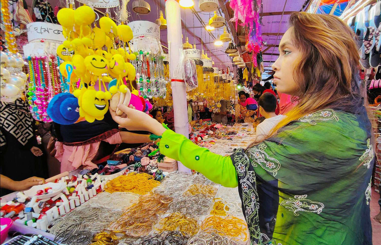 চট্টগ্রাম আউটার স্টেডিয়ামে চলছে মাসব্যাপী বিজয় মেলা। মেলায় এসে পছন্দের জিনিসপত্র কিনছেন দর্শনার্থীরা। চট্টগ্রাম নগর, চট্টগ্রাম, ২৭ ডিসেম্বর, ২০২২। ছবি: হেলাল সিকদার