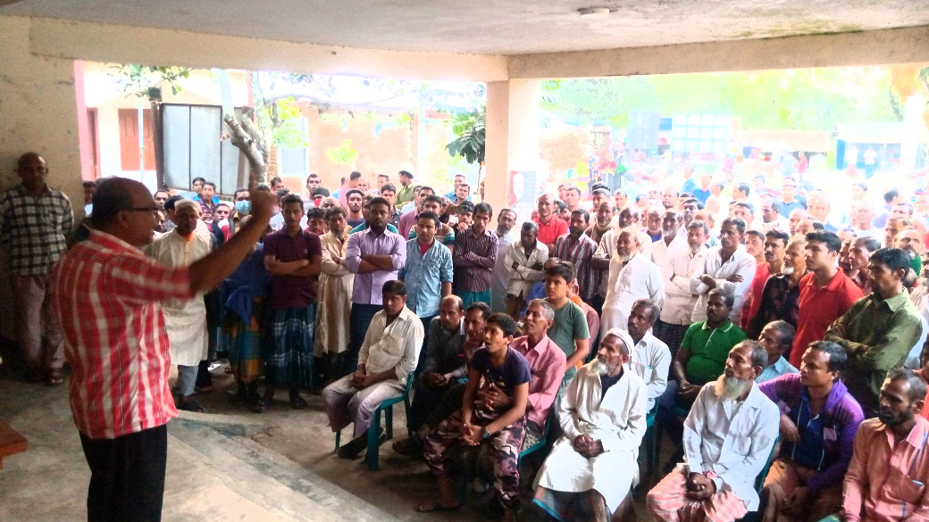স্কুল কমিটির সভাপতিকে জুতাপেটা করলেন নারী