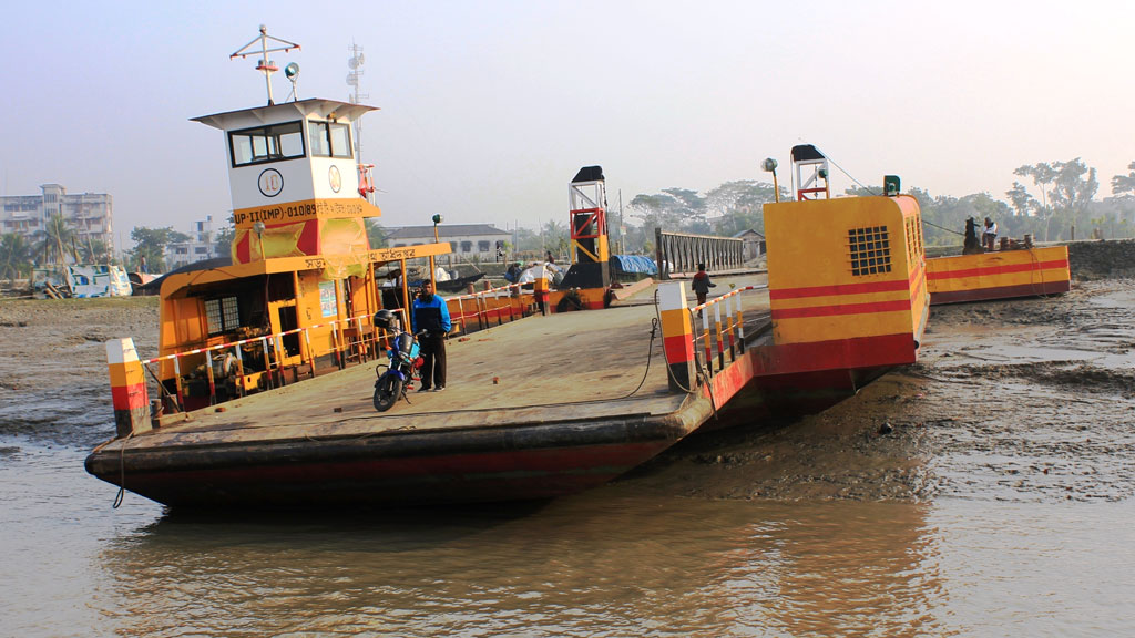 ১৮ ঘণ্টাই বন্ধ থাকে মোংলার একমাত্র ফেরিঘাট, ভোগান্তি