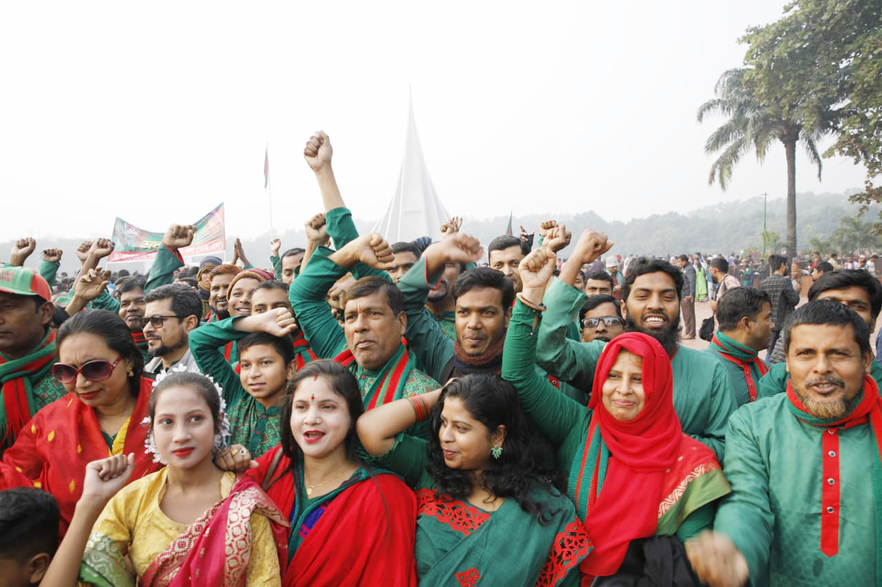ভিড় ঠেলে শ্রদ্ধা জানানো শেষে সাধারণ মানুষের উল্লাস।