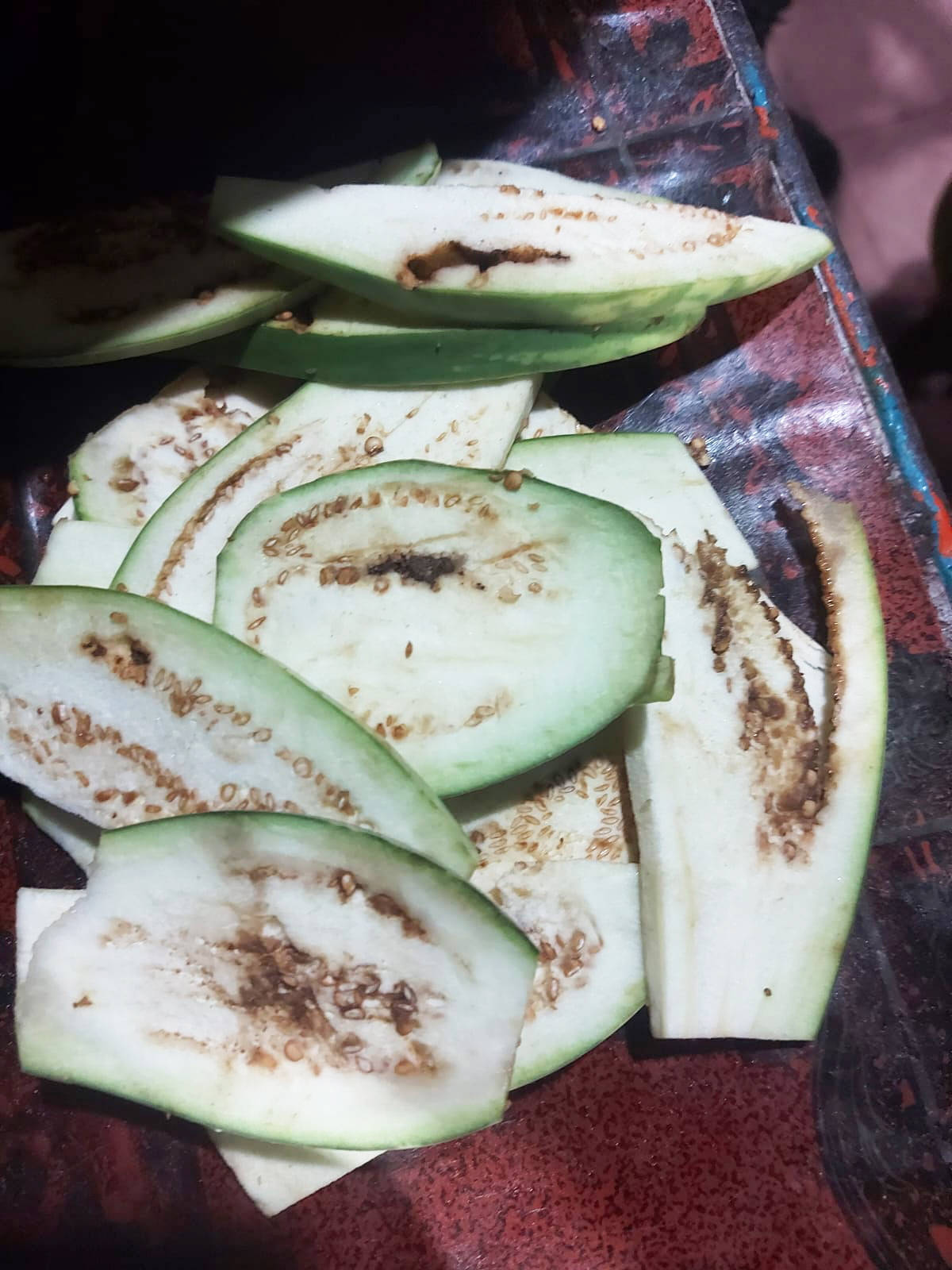 পোকা ধরা বেগুন দিয়ে বেগুনি তৈরি, রেস্তোরাঁর মালিককে জরিমানা