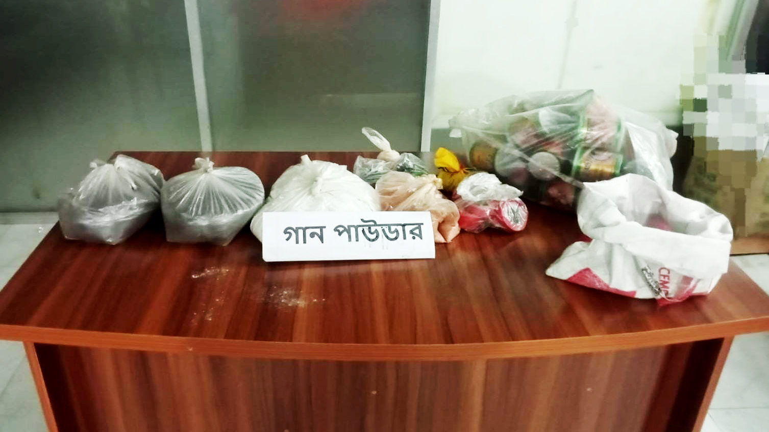 চাঁপাইনবাবগঞ্জে ৯ কেজি গানপাউডারসহ বোমা তৈরির সরঞ্জাম জব্দ