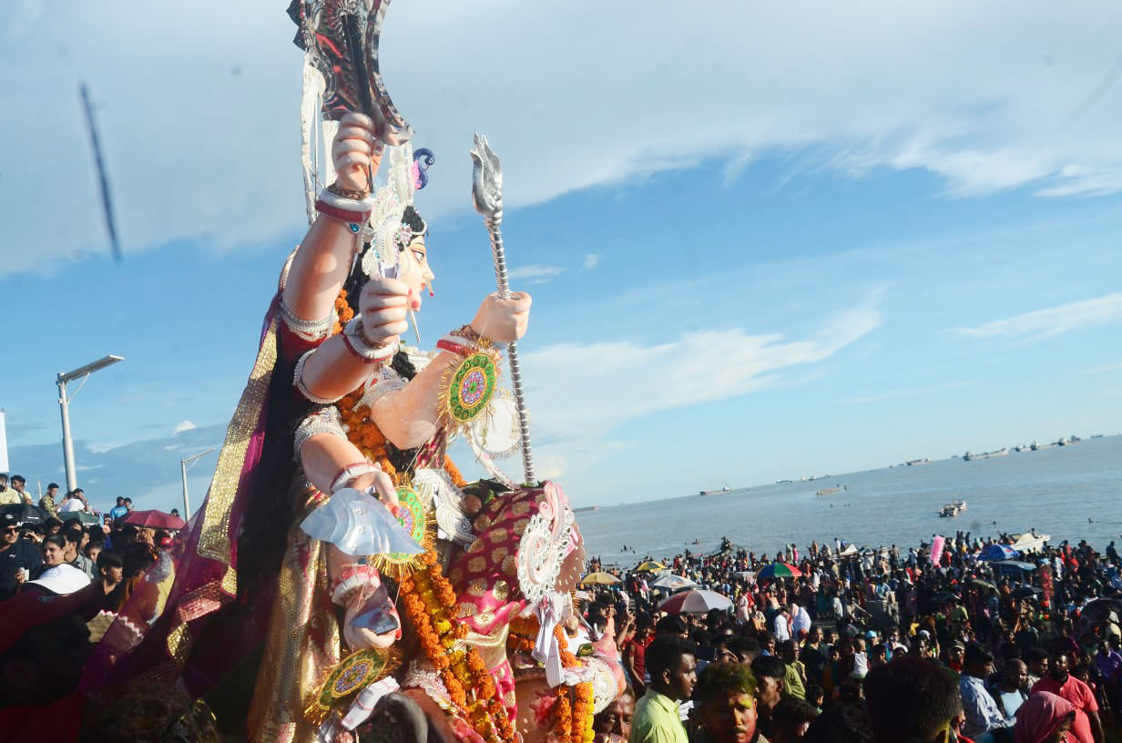 দশমী তিথিতে প্রতিমা বিসর্জনের জন্য বুধবার বিকেলে পতেঙ্গা সমুদ্র সৈকতে নিয়ে আসা হয়েছে প্রতিমা। পতেঙ্গা সমুদ্র সৈকত, চট্টগ্রাম, ৫ অক্টোবর, ২০২২। ছবি: হেলাল সিকদার