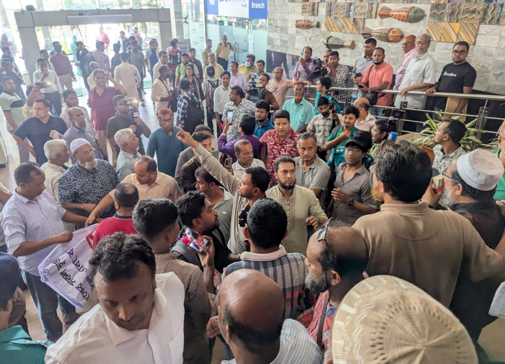 পাঁচ ব্যাংকের শাখায় তালা দিয়ে বিক্ষোভ
