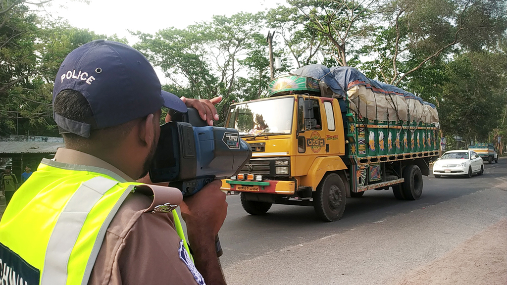 বেপরোয়া গতি ও ঝুঁকিপূর্ণ বাঁকে বাড়ছে দুর্ঘটনা: ফকিরহাটে সাড়ে তিন মাসে নিহত ১১