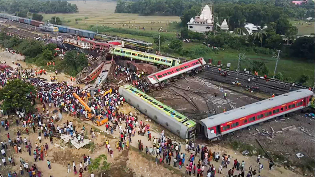 ভারতে ট্রেন দুর্ঘটনা: ‘কাঁদতে কাঁদতে শিশুটিও কিছুক্ষণ পর মারা যায়’