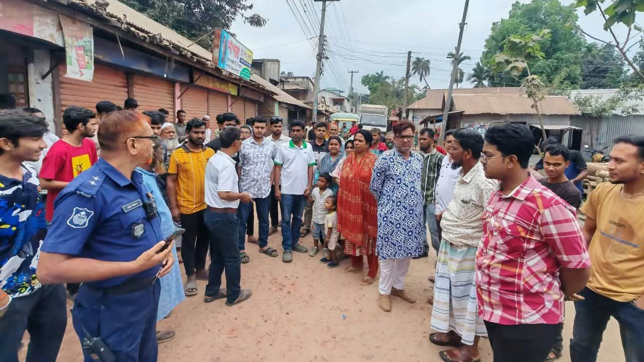 সংস্কারকাজে ধীরগতি, প্রতিবাদে সড়ক অবরোধ এলাকাবাসীর