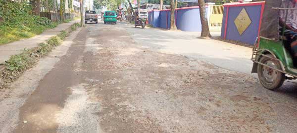 খানা-খন্দে ভরা চুয়াডাঙ্গার কবরী সড়ক, এলাকাবাসীর দুর্ভোগ