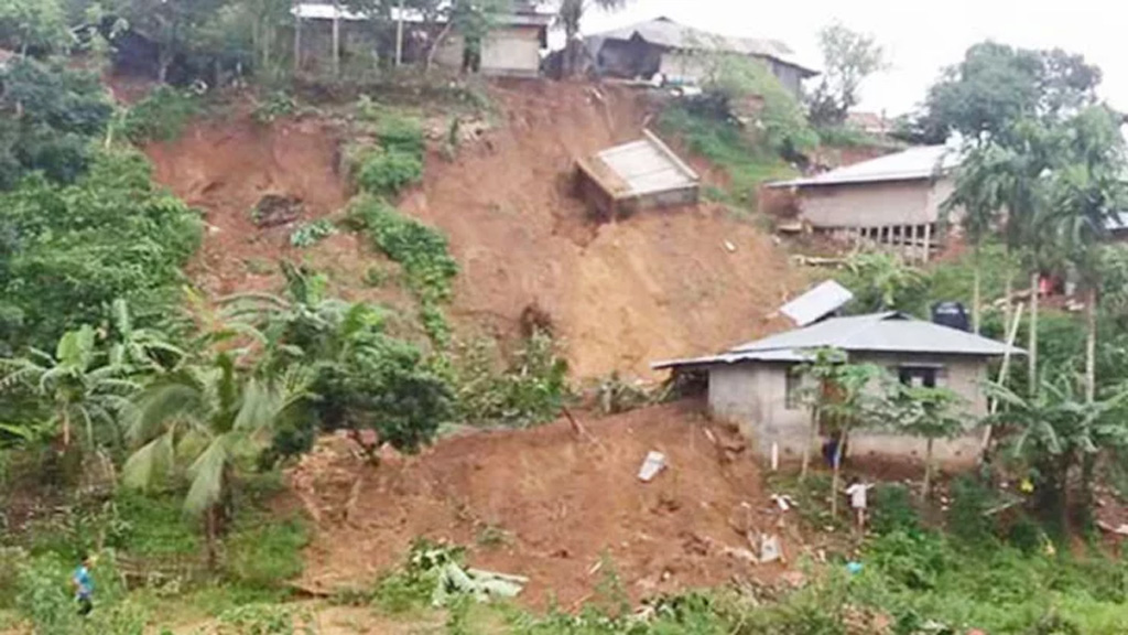 ভারী বৃষ্টিতে চট্টগ্রাম বিভাগে পাহাড় ধসের শঙ্কা