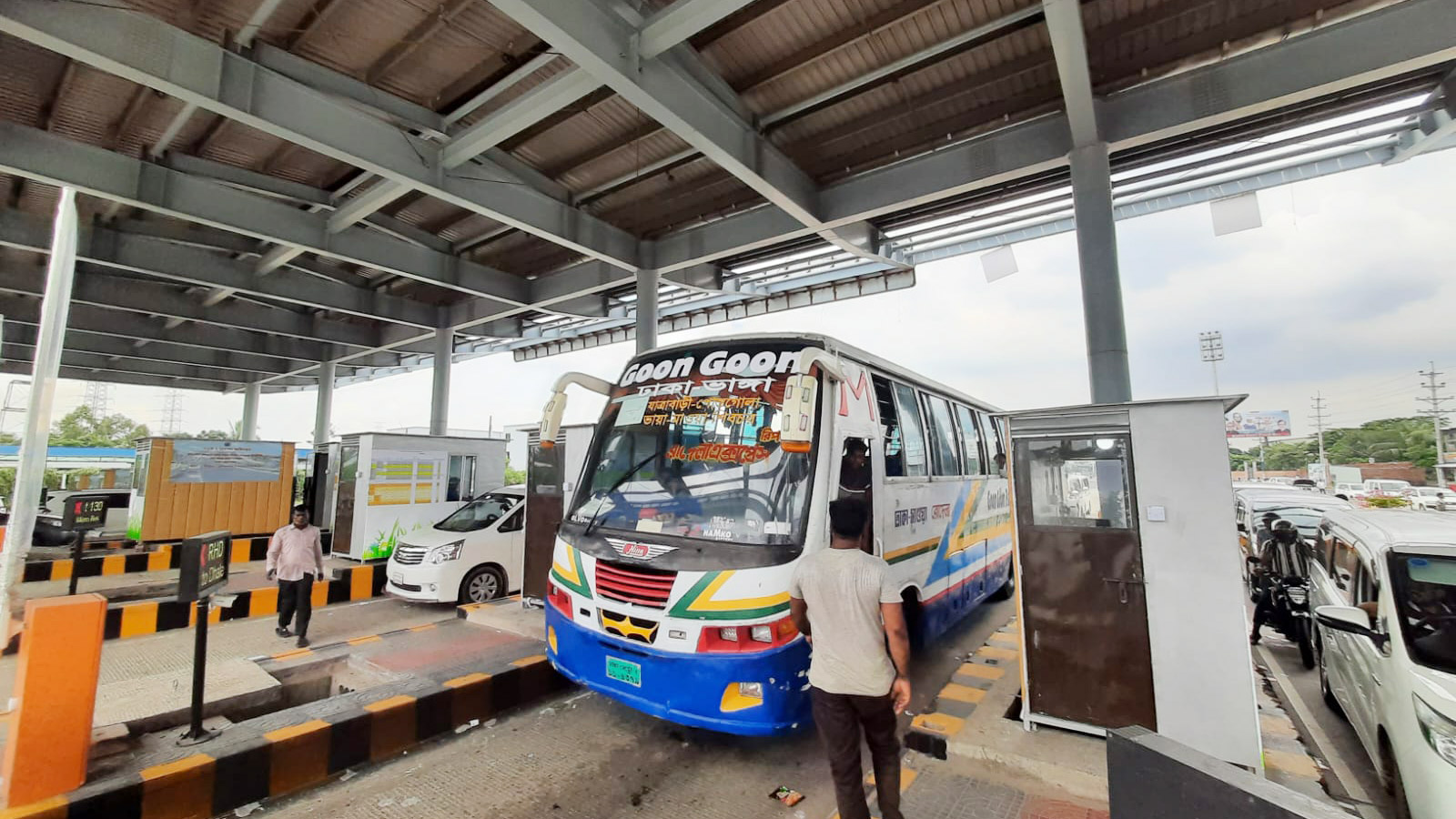 ১০ বুথে ধলেশ্বরী টোল প্লাজা স্বাভাবিক, নেই যানজট