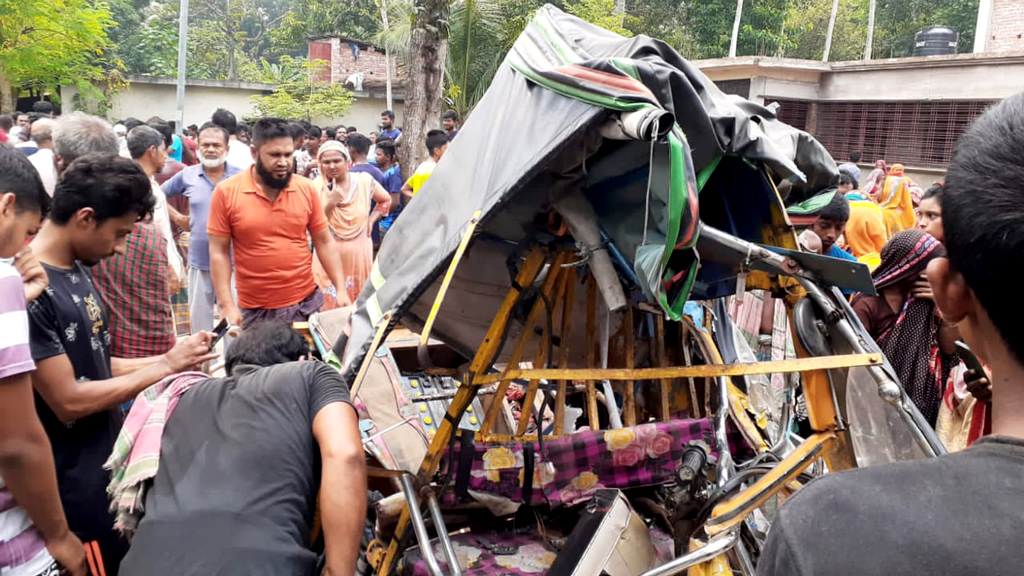 যশোরে ইজিবাইক ও বাসের সংঘর্ষে নারী নিহত, আহত ২