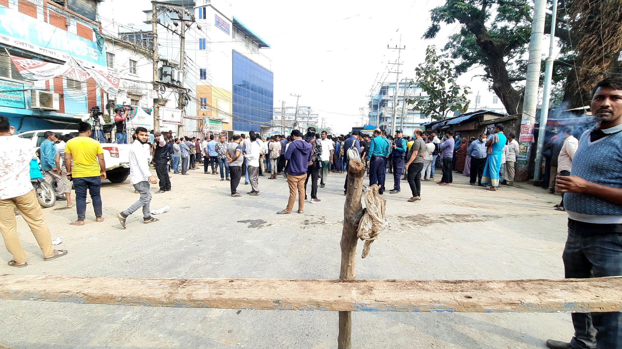 হেলে পড়া ভবন দুটি ভেঙে সিলগালা করছে সিডিএ, বাসিন্দাদের বিক্ষোভ