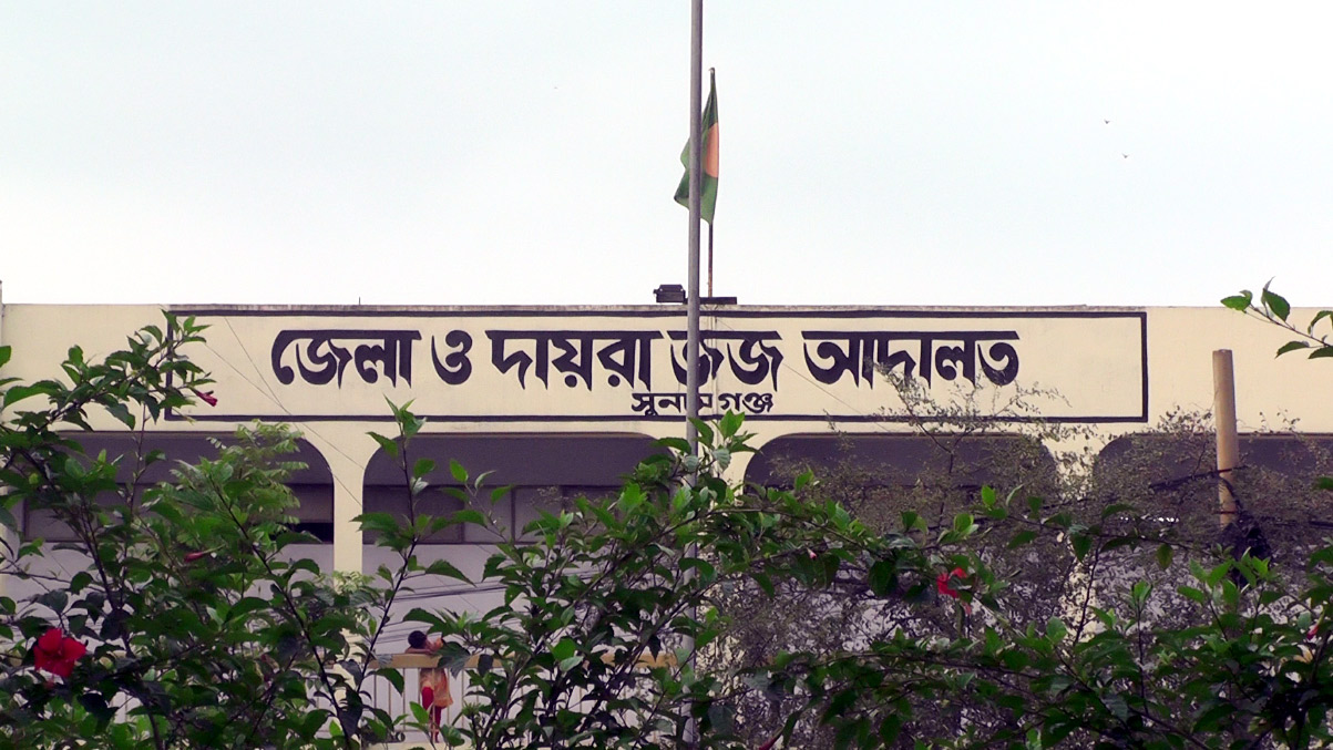 সাজার বদলে অভিযুক্তদের ফুল দিলেন আদালত