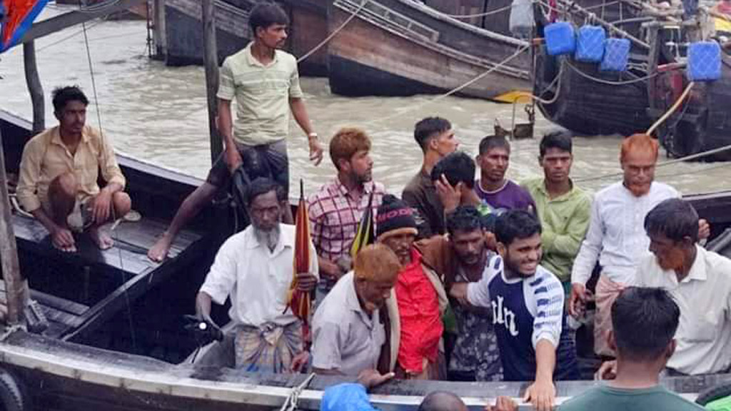 সাগরে ট্রলারডুবি: নিখোঁজ ১২ জেলেকে তিন দিন পর উদ্ধার