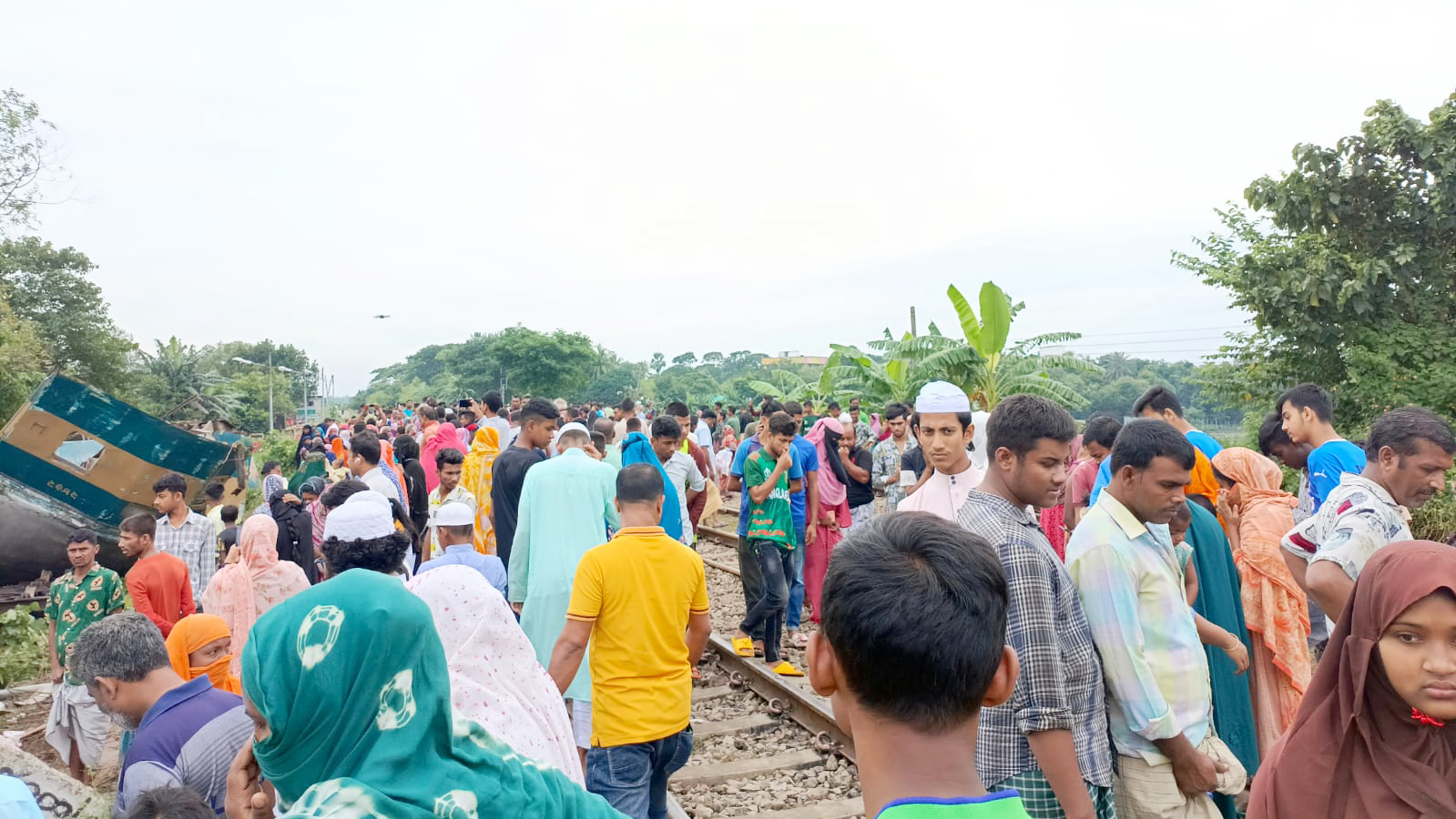 রেললাইনে পড়ে আছে কাটা আঙুল, মাথার খুলির অংশ, বরের মুকুট 