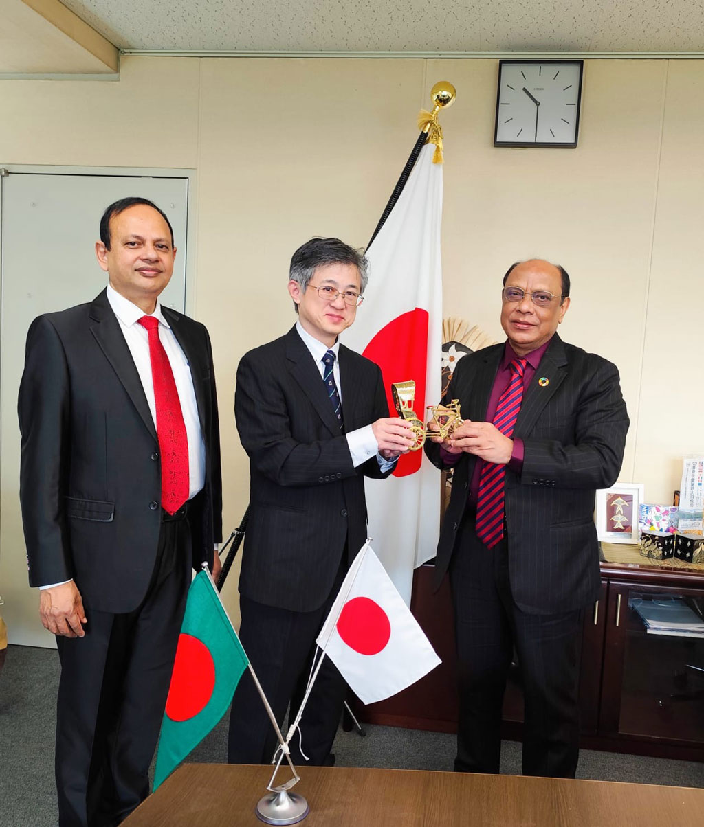 টোকিওতে বৃহস্পতিবার জাপানের স্বাস্থ্য, শ্রম ও কল্যাণ মন্ত্রণালয়ের আন্তর্জাতিকবিষয়ক জ্যেষ্ঠ সহকারী মন্ত্রী আকিয়ামা শিনইচির সঙ্গে সাক্ষাৎ করেন বাংলাদেশের প্রবাসীকল্যাণ ও বৈদেশিক কর্মসংস্থান মন্ত্রণালয়ের জ্যেষ্ঠ সচিব ড. নেয়ামত উল্যা ভূঁইয়া। ছবি: প্রবাসীকল্যাণ ও বৈদেশিক কর্মসংস্থান মন্ত্রণালয়