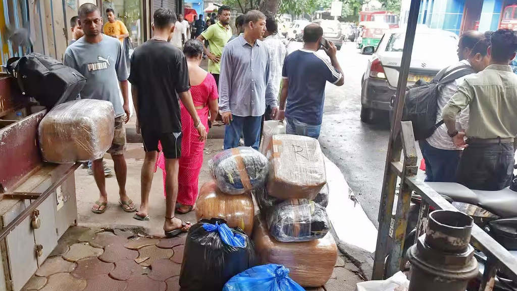 কলকাতায় অগ্নিকাণ্ড: আতঙ্কে তড়িঘড়ি দেশে ফিরছেন বাংলাদেশি পর্যটকেরা