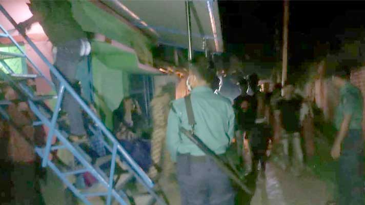 ঘরের মেঝেতে স্ত্রীর মরদেহ, স্বামী পলাতক