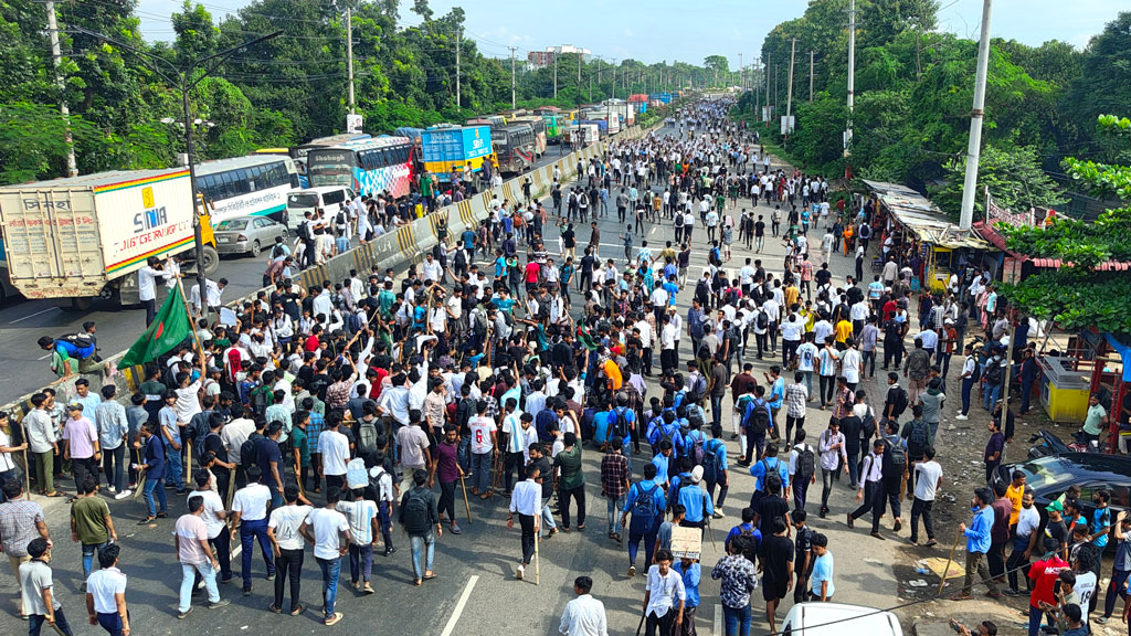 জাবির কোটা আন্দোলনকারীদের সঙ্গে সাভার-ধামরাইয়ের শিক্ষাপ্রতিষ্ঠানগুলোর শিক্ষার্থীদের যোগদান