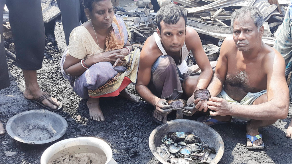 নির্মিতব্য ঘরের টাকাও পুড়ল ঘরের আগুনে