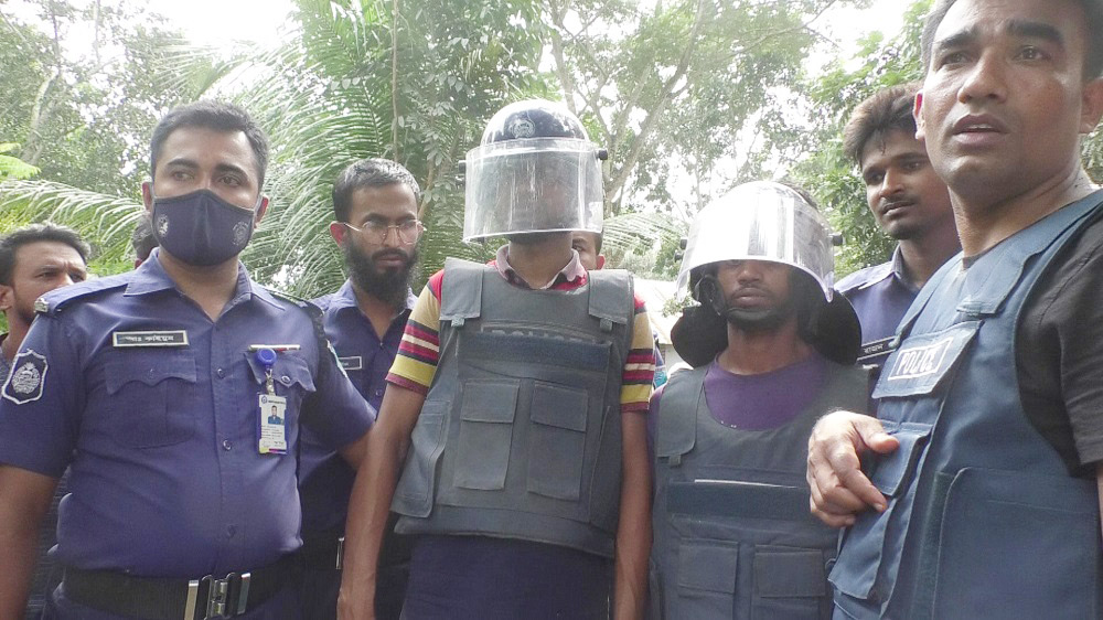 বন্ধুকে খুন করে ভ্যান বিক্রির টাকা এক রাতেই উড়িয়ে দেন তাঁরা