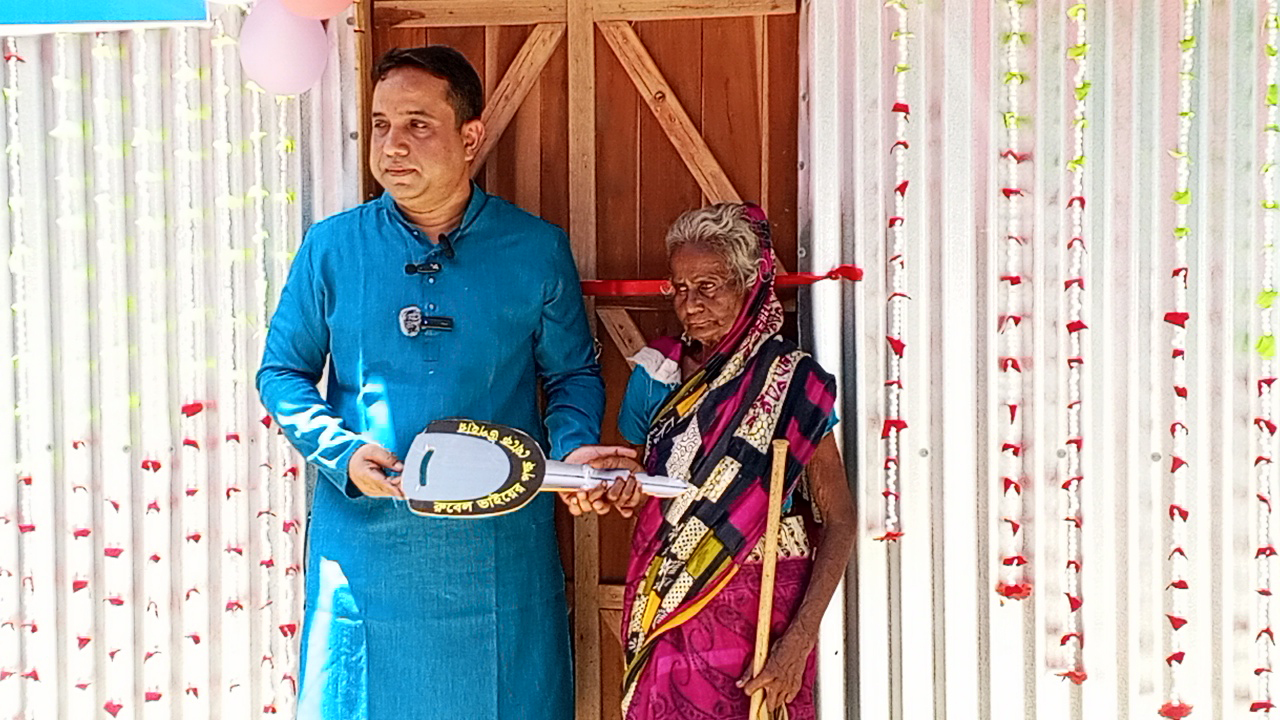 প্রথম মাসের সম্মানীর টাকা দিয়ে অসহায় বৃদ্ধার ঘর করে দিলেন এমপি