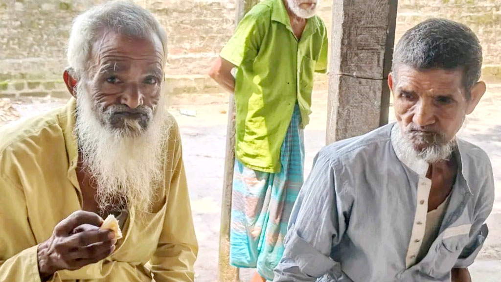 বিএসএফের পুশইন: পাটগ্রামের রেলস্টেশনে দুই ভারতীয় বৃদ্ধের সন্ধান