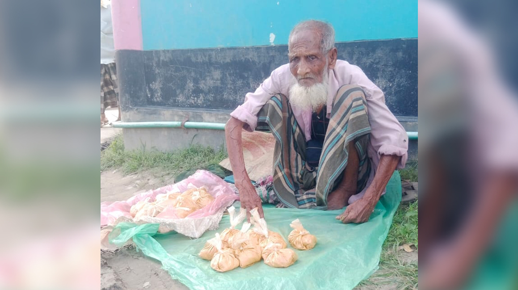 দাঁড়ানোও কষ্টকর, তবু টেনে যাচ্ছেন সংসার