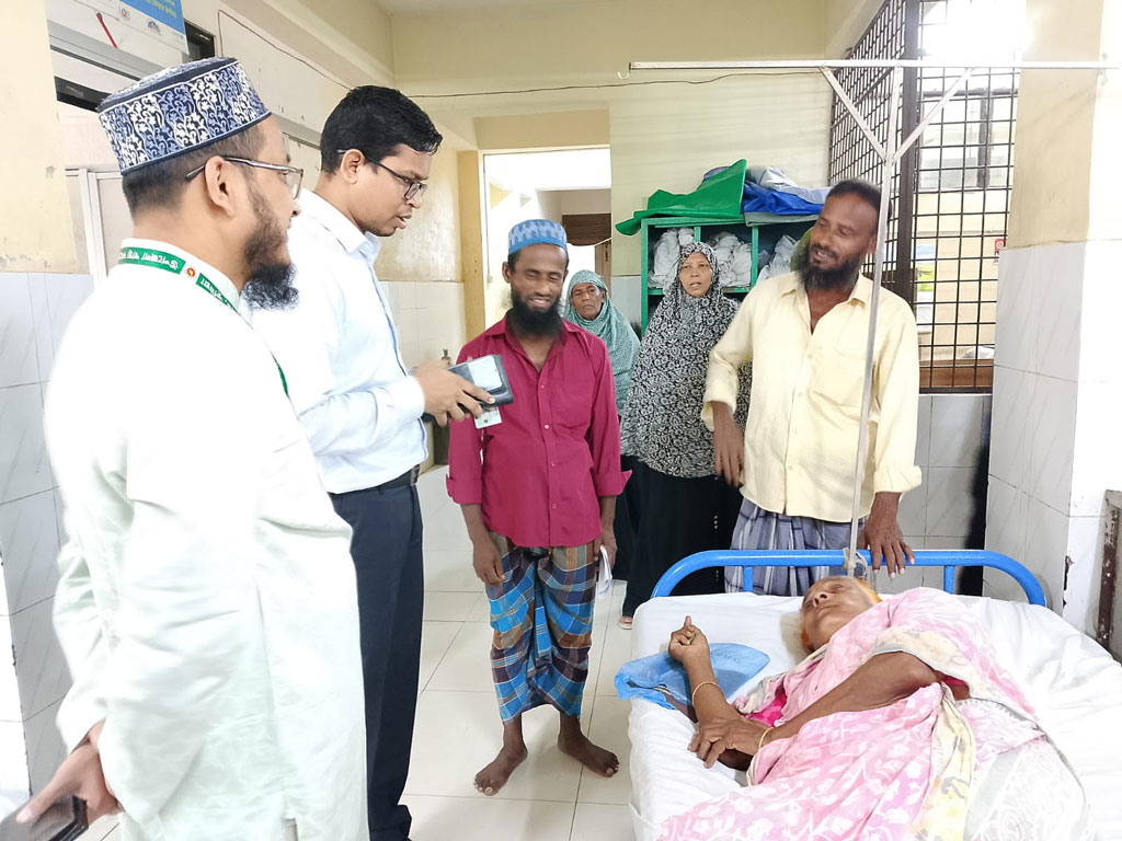 হারিয়ে যাওয়া বৃদ্ধাকে পরিবারের কাছে ফেরত দিল প্রশাসন